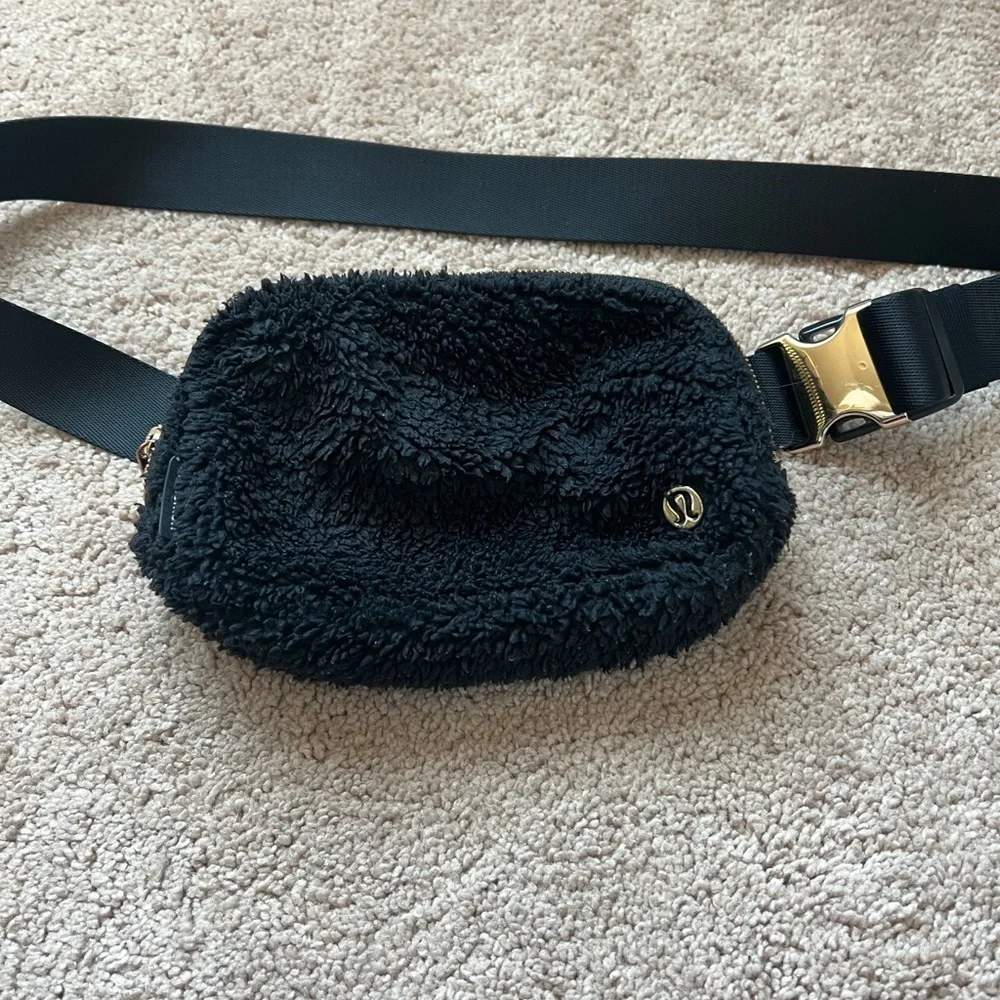 Lululemon Black Fleece Belt Bag with Gold Zipper